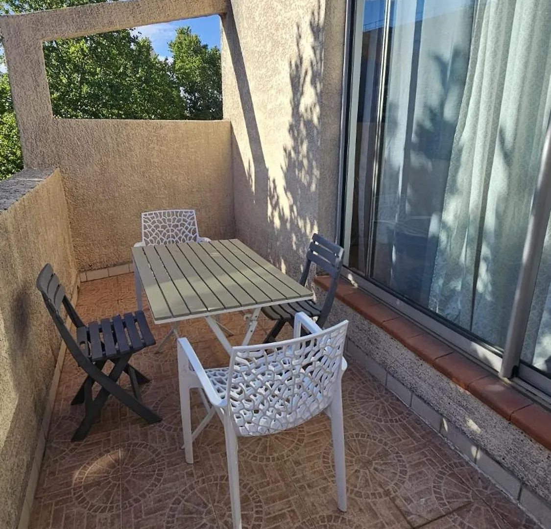 Studio 2D Avignone 0*,  Francia